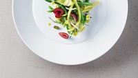 Salah satu hidangan cantik di Mirazur untuk menyambut musim panas. Salad ini diracik dari cherry dan pistachio segar. Foto: restaurantmirazur