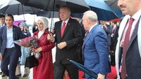 Presiden Turki Tayyip Erdogan didampingi sang istri Emine tiba di Osaka untuk menghadiri KTT G20. Osaka Summit Photo/Handout via Reuters.