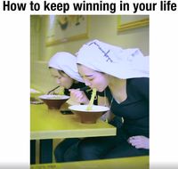 Kocak! Ini Trik Konyol Saat Makan Ramen hingga Kupas Semangka