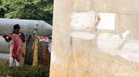 Kondisi ekonomi yang sulit menjadi alasan bagi warga untuk mencuci dengan menggunakan air sungai.