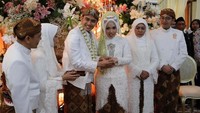 Kedua mempelai tampak berbahagia.