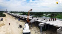Pembangunan jalan tol non Trans Jawa tersebut dilaksanakan oleh PT. Waskita Bumi Wira sebagai Badan Usaha Jalan Tol (BUJT) tersebut. Konstruksi dilakukan sejak semester I 2017 setelah dilakukan Penandatanganan Perjanjian Pengusahaan Jalan Tol (PPJT) pada Desember 2016 lalu dengan skema Kerja sama Pemerintah dan Badan Usaha (KPBU). Total biaya investasi pembangunannya sebesar Rp 12,22 triliun, dengan alokasi untuk biaya konstruksi Rp 8,4 triliun. Foto: Dok. Kementerian PUPR