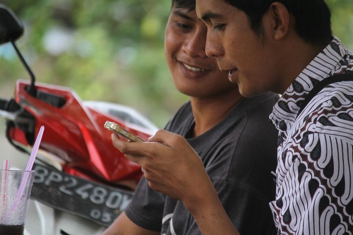 Ilustrasi pakai ponsel. Foto: Smartfren Ilustrasi pakai ponsel. Foto: Smartfren