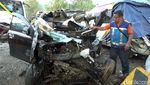 Ngeri! Penampakan Minibus yang Seruduk Truk di Tol Cipularang