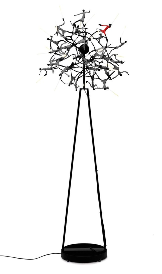 Adapun lampu Jedi, dibuat seperti karya seni kontemporer bernilai tinggi. Uniknya, bohlam dibuat seolah pedang lightsaber yang dipegang Jedi. Foto: Dok. Boredpanda/Kenneth Cobonpue