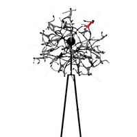 Adapun lampu Jedi, dibuat seperti karya seni kontemporer bernilai tinggi. Uniknya, bohlam dibuat seolah pedang lightsaber yang dipegang Jedi. Foto: Dok. Boredpanda/Kenneth Cobonpue