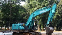 Ekskavator juga telah berada di sekitar lokasi proyek.