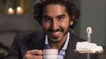 Gaya Keren Aktor Dev Patel Saat Nikmati Afternoon Tea
