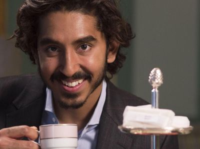 Gaya Keren Aktor Dev Patel Saat Nikmati Afternoon Tea