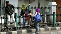 Selain itu, KAI mengingatkan aksi melompati pagar bukan hanya melanggar aturan, tetapi juga berbahaya bagi keselamatan penumpang. Hal ini juga dapat mengganggu kelancaran operasional stasiun. (Rengga Sencaya/detikcom)