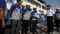 Amiruddin menyapa anak buah kapal (ABK) di Pelabuhan Tanjung Priok, Jakarta Utara, Jumat (28/6/2019).