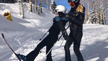 Membagikan foto saat main ski. Foto: Instagram