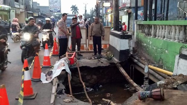  Jembatan Mampang, Pancoranmas, Depok, amblas 