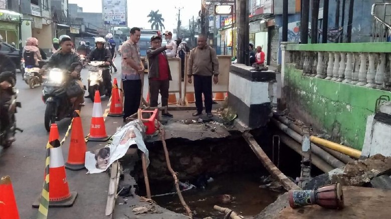 Jembatan Mampang Depok yang Amblas Diperbaiki, Selesai September 2019 Jembatan Mampang Depok yang Amblas Diperbaiki, Selesai September 2019