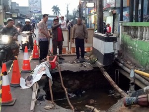 Jembatan Mampang Amblas, Wali Kota Depok Terjunkan Satgas