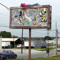 Jangan terkecoh! Apa yang terlihat seperti wanita yang sedang tidur di atas papan iklan hanya sebuah manekin. (Foto: Dok. Amazon)