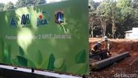 Papan bertuliskan pembangunan Fase II MRT Jakarta terpampang di sekitar proyek, Jumat (28/6/2019).