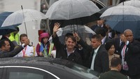 Presiden Brasil Jair Bolsonaro tiba di Bandar Udara Internasional Kansai, Osaka, Kamis (27/6/2019), untuk menghadiri KTT G20. Kyodo via Reuters.