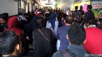 Sejumlah warga mengantre untuk mengurus tilang kendaraan di Kejaksanaan Negeri Jakarta Selatan (Kejari Jaksel), Jumat (28/6/2019).