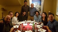 Bersama dengan pemain Hotel Mumbai lainnya, Dev sempat makan malam bareng. Ditemani wine dan aneka dessert yang enak. Foto: Istimewa
