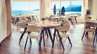 Mirazur berlokasi di 30 Avenue Aristide Briand, 06500 Menton, Prancis. Restoran ini menghadirkan panorama cantik laut Mediterania yang jadi bonus saat pengunjung bersantap di sini. Foto: restaurantmirazur