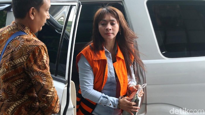 Bupati nonaktif Kepulauan Talaud Sri Wahyumi diperiksa KPK. Tak sendiri, pengusaha yang juga penyuap Bupati Talaud Bernard Hanafi Kalalo turut diperiksa KPK.