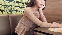 Masih dalam pose menunggu di restoran, Nattaya terlihat cute dengan outfit jeans dan baju berwarna cokelat muda. Foto: Facebook Nattaya Nat