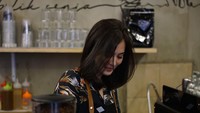 Saking doyannya dengan kopi, Lidi juga pernah belajar meracik kopi sendiri lho. Ini posenya saat belajar membuat kopi.  Foto: Instagram @lidibrugman
