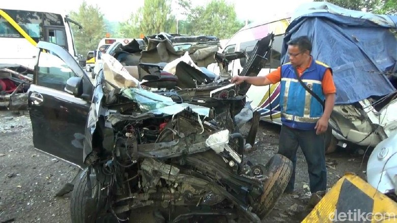 Minibus Seruduk Truk di Tol Cipularang, 2 Warga Jateng Tewas Minibus Seruduk Truk di Tol Cipularang, 2 Warga Jateng Tewas