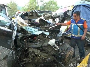 Minibus Seruduk Truk di Tol Cipularang, 2 Warga Jateng Tewas
