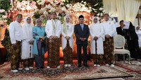 JK dan istri berfoto bersama kedua mempelai dan keluarga mereka.
