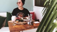Begini kerennya Lidi saat mampir untuk makan siang di salah satu restoran kekinian. Lengkap dengan buah nanas yang terjadi di depannya. Foto: Instagram @lidibrugman