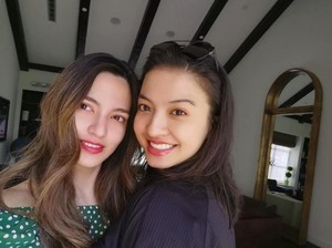 Gemesin, Gaya Duck Face Raline Shah dan Nia Ramadhani