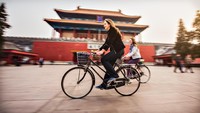 Kota Beijing, China cocok dijelajahi kamu yang hobi gowes sepeda. Ikuti rute sepeda sepanjang 16 km yang melintasi beberapa destinasi wisata terkenal seperti Forbidden City, The Egg dan Stadion Bird’s Nest. (iStock)