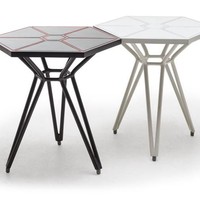 Meja Tie Fighter juga hadir dalam desain yang simpel dan minimalis, namun memiliki twist unik pada kaki-kakinya. Foto: Dok. Boredpanda/Kenneth Cobonpue