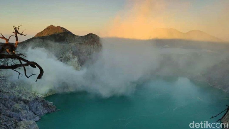 Suhu Dingin 3 Derajat di Kawah Ijen Tak Pengaruhi Kunjungan Wisatawan Suhu Dingin 3 Derajat di Kawah Ijen Tak Pengaruhi Kunjungan Wisatawan