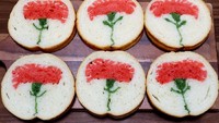 Tak melulu karakter kartun, kadang Izuyo juga terinspirasi bunga. Dalam rangka Hari Ibu, ia membuat roti tawar bentuk bunga merah yang cantik. Foto: Twitter izumickey0719