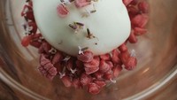 Tahun ini Mirazur mengalahkan Noma dan Asador di urutan kedua dan ketiga. Dessert buatan Mirazur begitu cantik seperti yang satu ini, es krim berbahan susu kambing. Foto: restaurantmirazur