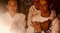  Pada 6 Februari lalu, Christiano mengunggah momen kebersamaannya dengan Georgina dan sang putra sulung. Saat itu ia tengah merayakan hari lahir ke-34. Foto: Instagram christiano