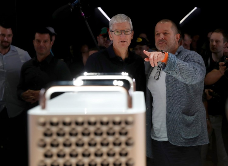 Jony Ive SAN JOSE, CALIFORNIA - JUNE 03: Apple CEO Tim Cook (L) and Apple chief design officer Jony Ive (R) look at the new Mac Pro during the 2019 Apple Worldwide Developer Conference (WWDC) at the San Jose Convention Center on June 03, 2019 in San Jose, California. The WWDC runs through June 7. (Photo by Justin Sullivan/Getty Images)