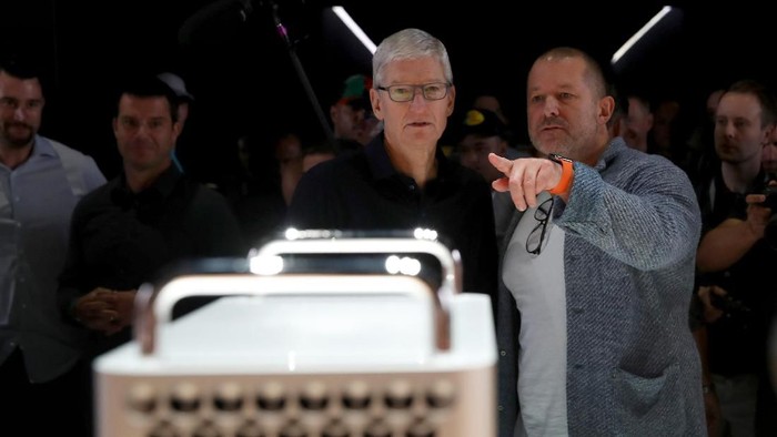 SAN JOSE, CALIFORNIA - JUNE 03: Apple CEO Tim Cook (L) and Apple chief design officer Jony Ive (R) look at the new Mac Pro during the 2019 Apple Worldwide Developer Conference (WWDC) at the San Jose Convention Center on June 03, 2019 in San Jose, California. The WWDC runs through June 7. (Photo by Justin Sullivan/Getty Images)