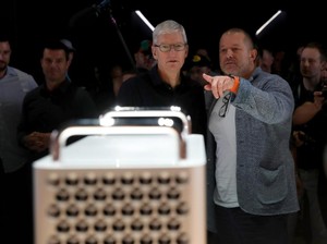 Tim Cook Tanggapi Kabar Miring Penyebab Jony Ive Hengkang