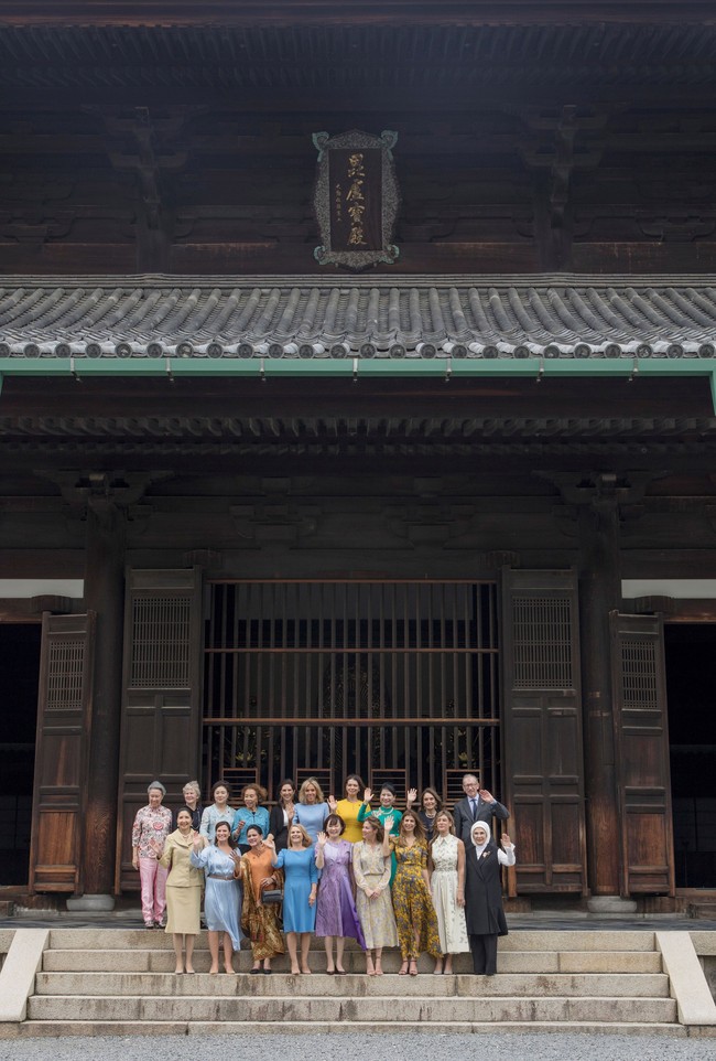 Ketika para kepala negara sibuk berunding di KTT G20 2019 di Osaka, Jepang, Jumat (28/6/2019), istri atau suami mereka mengunjungi Kuil Tofuku-ji di Kyoto. Turut dalam rombongan, Ibu Negara Prancis Brigitte Macron, Ibu Negara Argentina Juliana Awada, suami perdana menteri Inggris Phillip May dan tuan rumah Akie Abe. Tidak ketinggalan, Ibu Negara Iriana Joko Widodo. (Foto: Du Xiaoyi/Pool via Reuters)