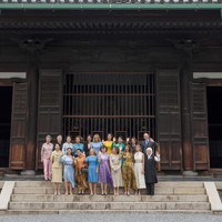 Ketika para kepala negara sibuk berunding di KTT G20 2019 di Osaka, Jepang, Jumat (28/6/2019), istri atau suami mereka mengunjungi Kuil Tofuku-ji di Kyoto. Turut dalam rombongan, Ibu Negara Prancis Brigitte Macron, Ibu Negara Argentina Juliana Awada, suami perdana menteri Inggris Phillip May dan tuan rumah Akie Abe. Tidak ketinggalan, Ibu Negara Iriana Joko Widodo. (Foto: Du Xiaoyi/Pool via Reuters)