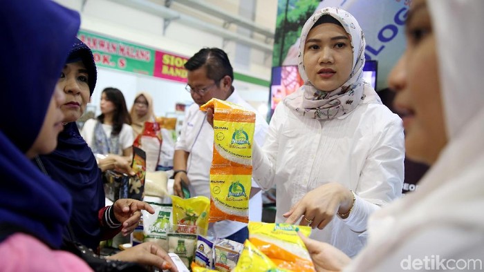 Petugas BULOG melayani pembeli di stand Pameran Agrofood Expo 2019, Jakarta Convention Center (JCC), Jumat (28/6). Melalui brand “KITA”, 
BULOG mengenalkan beragam produk makanan sehat (healthy food) dengan berbagai produk unggulan yang berkualitas dan sehat mulai dari beras, gula, minyak goreng, terigu, daging dan bakso.