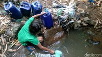 Air yang ada merupakan sisa dari aliran kali yang mengering. Kali itu terlihat mengering, hanya beberapa titik yang terdapat air.
