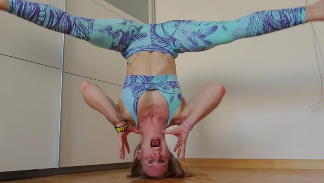 Wanita berusia 35 tahun ini mengatakan yoga tanpa busana telah membantunya mencapai puncak kebugaran. Dalam upaya menginspirasi orang lain untuk mengikuti jejaknya, Rhyanna membuat akun Instagram sendiri. Meskipun fotonya sensual, ia mengklaim bahwa itu tidak dilakukan secara seksual. Foto: Instagram