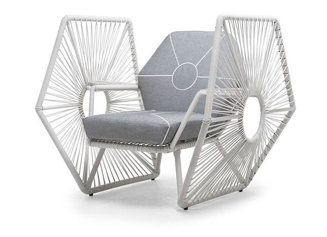 Kenneth tidak menciptakan kursi atau meja bergambar karakter Darth Vader, Jedi ataupun Stroom Troopers. Tapi ia menginterpretasikan sosok-sosok tersebut ke bentuk lain yang lebih kekinian dan kontemporer. Foto: Dok. Boredpanda/Kenneth Cobonpue