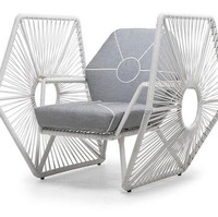 Kenneth tidak menciptakan kursi atau meja bergambar karakter Darth Vader, Jedi ataupun Stroom Troopers. Tapi ia menginterpretasikan sosok-sosok tersebut ke bentuk lain yang lebih kekinian dan kontemporer. Foto: Dok. Boredpanda/Kenneth Cobonpue