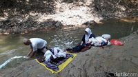 Dilanda Kekeringan, Warga Bekasi Cuci Baju-Mandi di Sungai